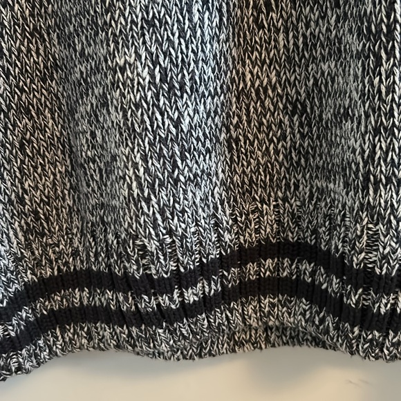 Windriver VGUC  grey and dark blue sweater. Could be unisex. - Picture 5 of 10